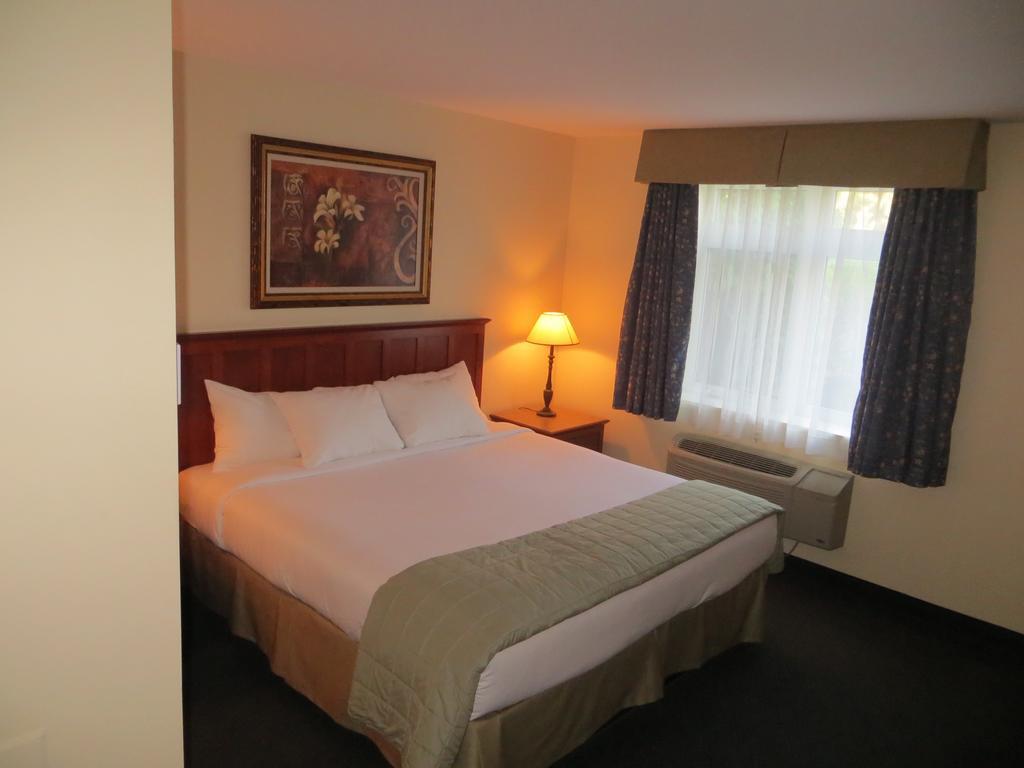 Hotel St-Bernard Saint-Bernard-de-Lacolle Habitación foto