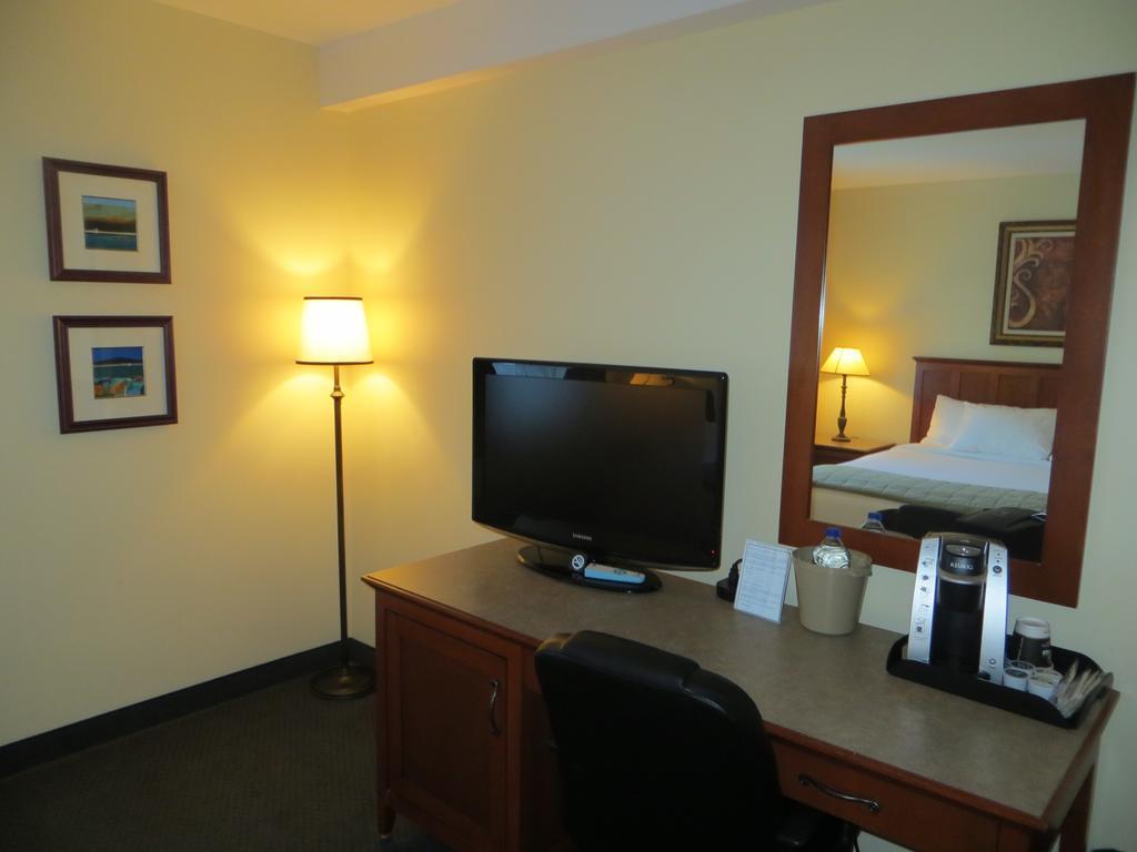 Hotel St-Bernard Saint-Bernard-de-Lacolle Habitación foto
