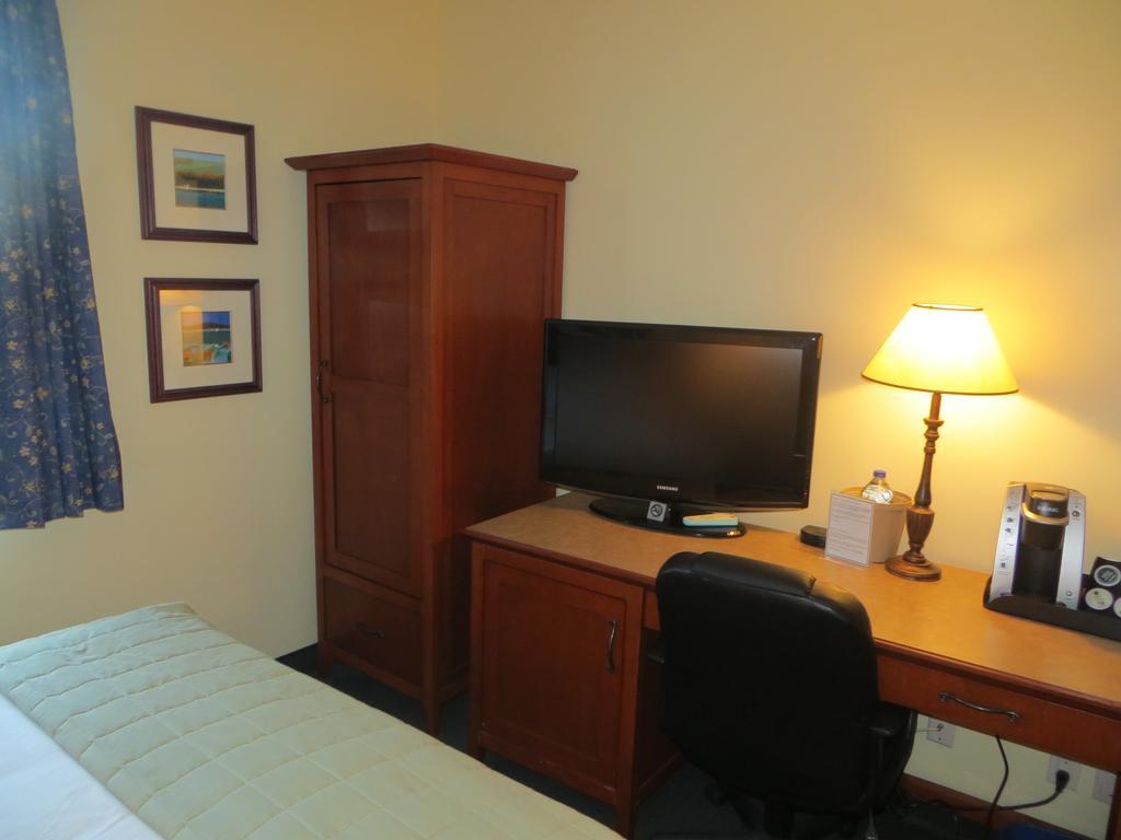 Hotel St-Bernard Saint-Bernard-de-Lacolle Habitación foto