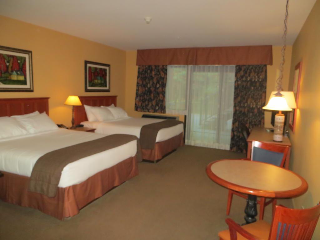 Hotel St-Bernard Saint-Bernard-de-Lacolle Habitación foto