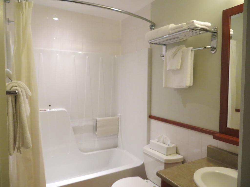 Hotel St-Bernard Saint-Bernard-de-Lacolle Habitación foto