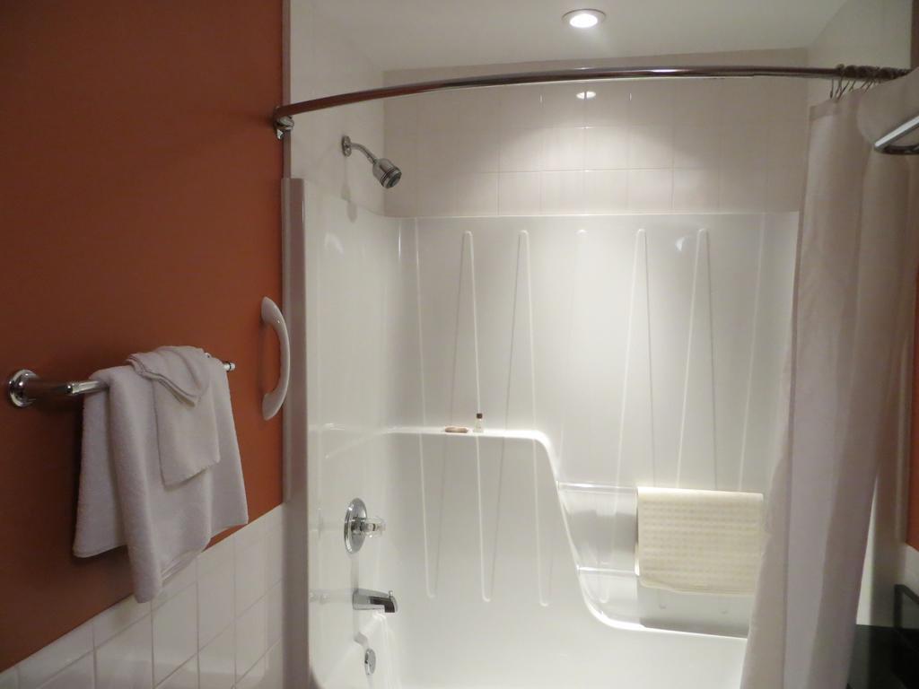 Hotel St-Bernard Saint-Bernard-de-Lacolle Habitación foto