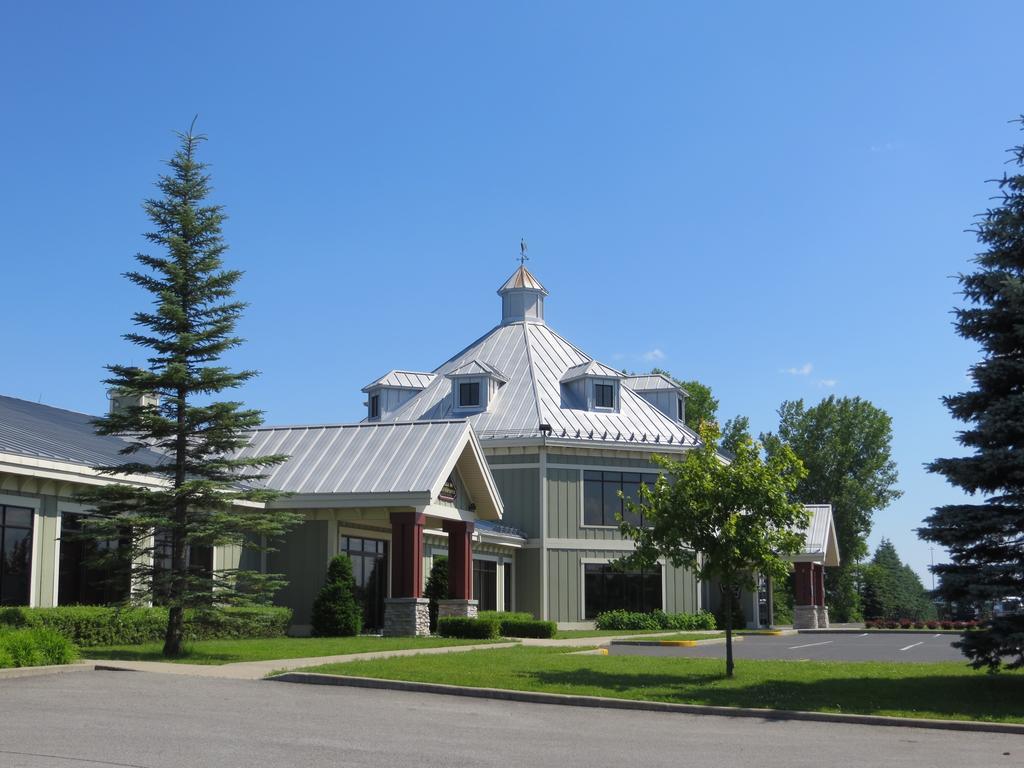 Hotel St-Bernard Saint-Bernard-de-Lacolle Exterior foto