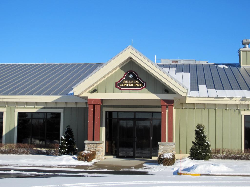 Hotel St-Bernard Saint-Bernard-de-Lacolle Exterior foto